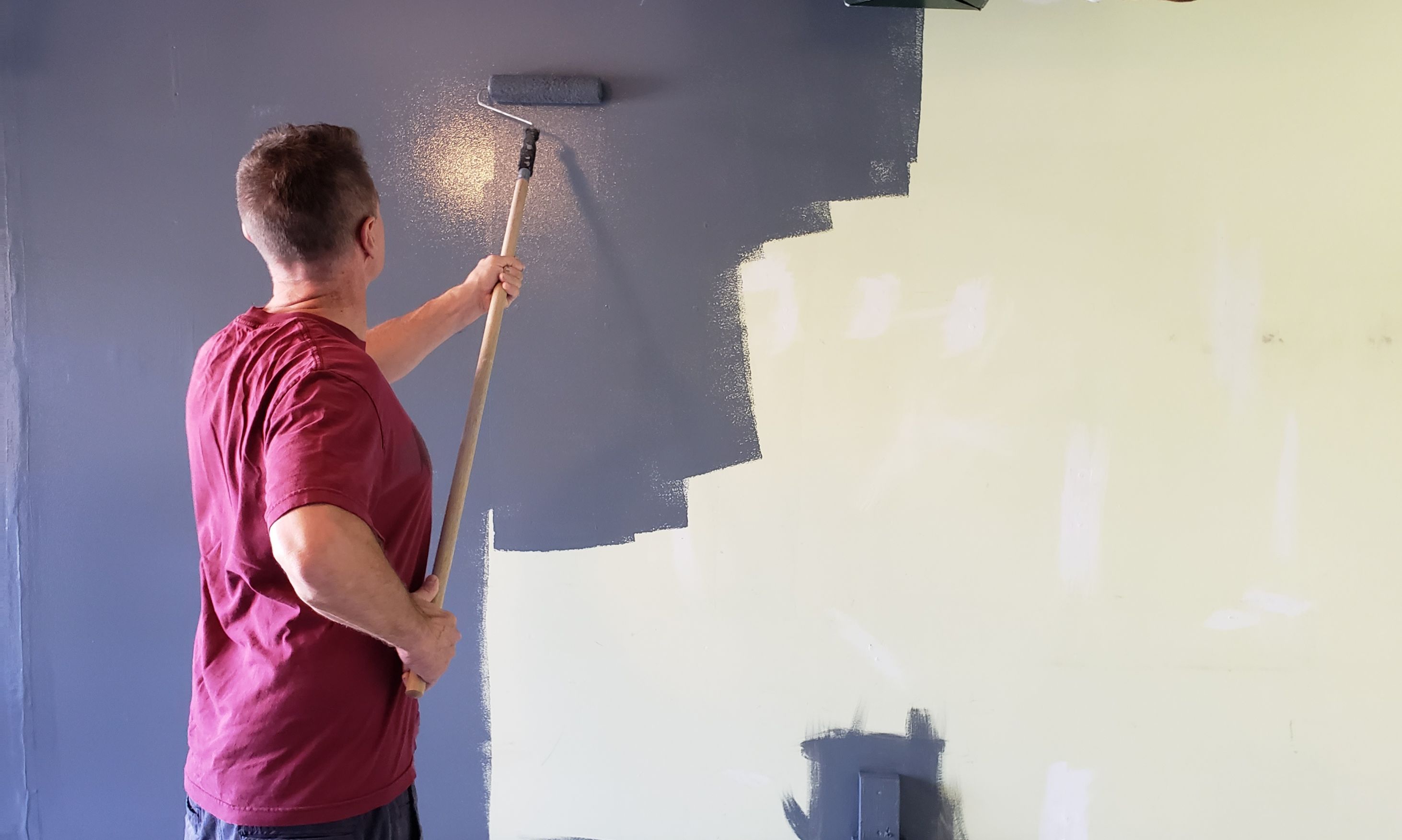 Mann som maler vegg